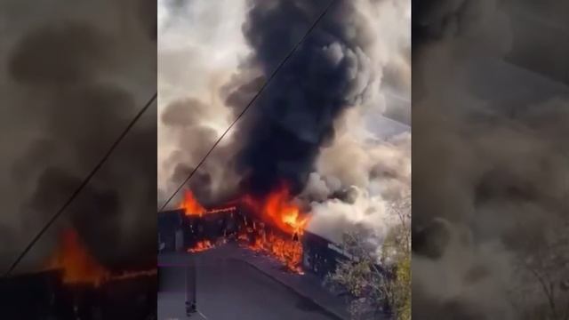 В Химках пылает пожар — горят торговые ряды в микрорайоне Подрезково.