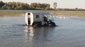 ВЕЗДЕХОД плывёт по воде