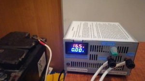 Работа зарядного устройства для 12 В АКБ с защитой от короткого замыкания и переполюсовки