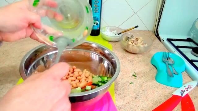 Салат из консервированной горбуши с фасолью и огурцом легко и просто смотреть онлайн