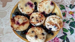 Сырники из творога с чёрной смородиной на сковороде