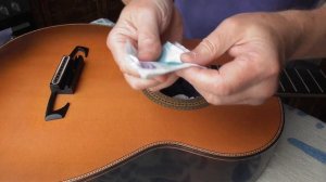 Убирание рисок по лаку гитары разравнивающей жидкостью(видео №1042).