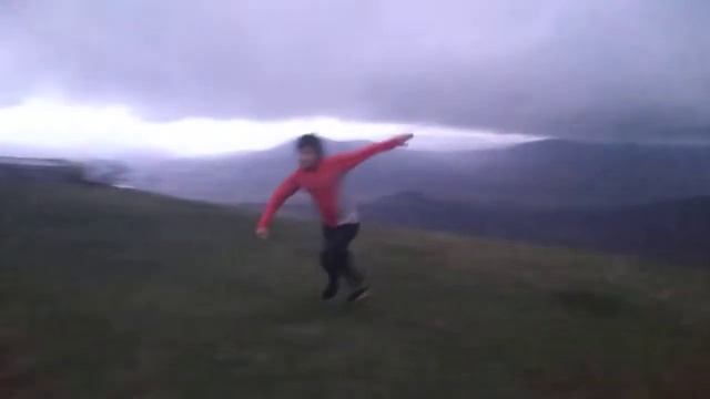 Сальто на горе Тхач в Адыгее влысых кроссовках на мокрой траве в облаках, после сорев парапланеризм смотреть онлайн