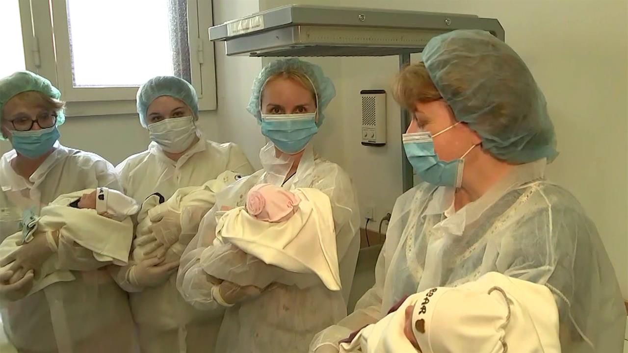 В столичном перинатальном центре выписали маму, у которой родились сразу четыре малыша