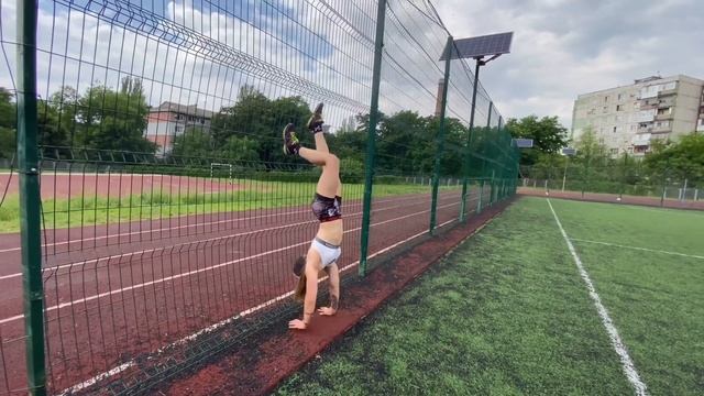 Как научиться ХОДИТЬ НА РУКАХ??? смотреть онлайн