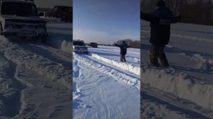 Нива по снегу на резине и 511 давление 0.7