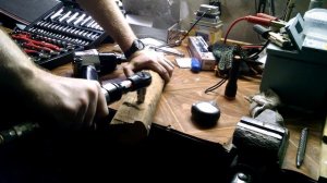 Тест гайковерта Intertool PT-1111 на бревне с глухарем