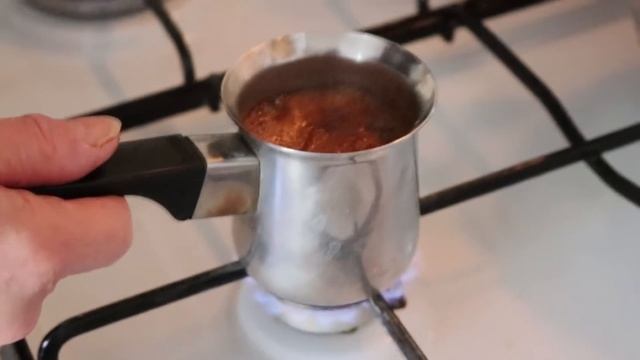 Свекровь готовит турецкий ароматный кофе с пенкой / Как приготовить турецкий кофе