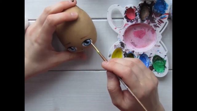 Рисуем лицо кукле маркерами.