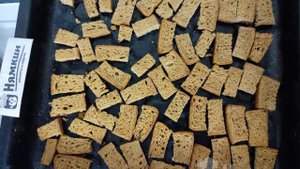 Сухарики из пшенично-ржаного хлеба с чесноком, укропом и аджикой
