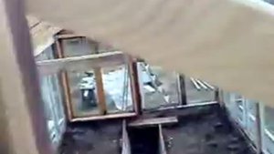 Как крепить  на крыше теплицы плёнку политилена.avi