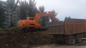 Экскаватор полноповоротный колесный Doosan 180 погрузка грунта