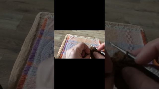Квак и Жаб снова вместе Лягушонка вяжем спицами левой рукой