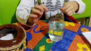 Эксперимент с водой, солью, ниткой и кубиком льда