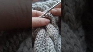 Соединение двух вязаных деталей иглой способом петля в петлю