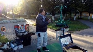 Индеец прикольно играет