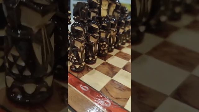 Шахматы резные ларец Лихие Герб Светлый Орех 25*25*10