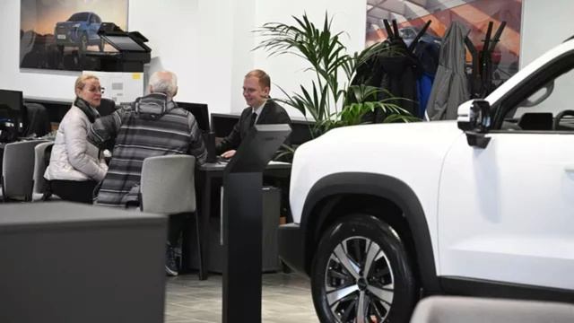Эксперты: занятым в автопродажах и туризме стало сложнее получить ипотеку