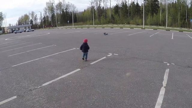 Ребенок 1,5 года управляет радиоуправляемой машинкой / A Child Of 1.5 Years Control A Rc Car