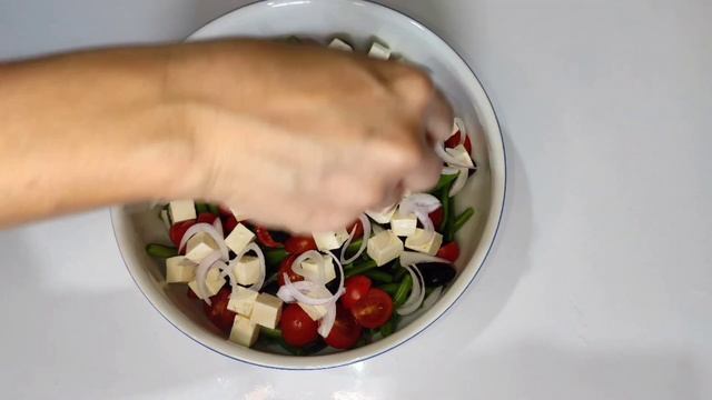 Салат из стручковой фасоли с сыром Фета и оливками .