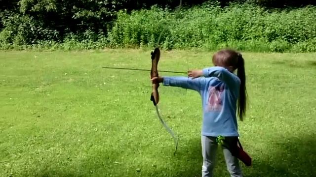 Учу дочь стрельбе из лука! смотреть онлайн