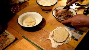 Как отжарить пирожки с мясом в чашке, чтоб духовка чистая осталась