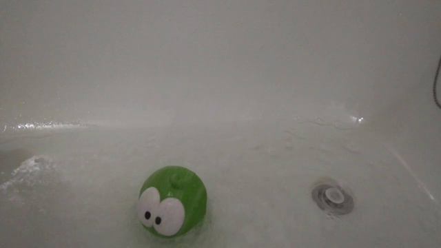 Ам ням купается