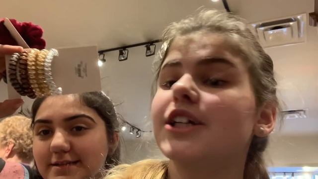 Шоппинг в Америке с подругой Делаем бомбочки в LUSH и забираем их себе:) смотреть онлайн