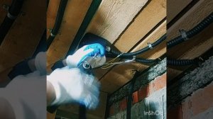Монтаж металлической распределительной коробки в деревянном доме