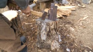 колка дубового валежника клиньями из рессоры от авто. самоделки.