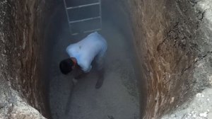 Устанавливаем бетонные кольца