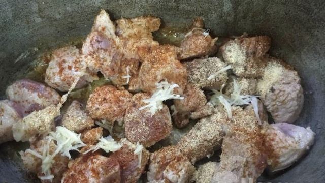 Тушёная свинина с овощами в казане