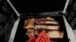 Жарим ребрышки и куриные крылья на электрогриле REDMOND.