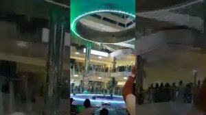 Фонтан из потолка в Абу даби (Дубае)