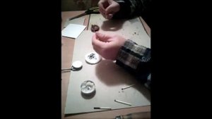 Нанесение сургучной печати, применяя кусковый сургуч