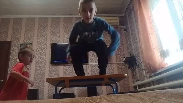 можно смотреть на телефоне с громким звуком и на телевизоре смотреть онлайн