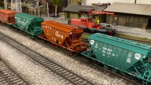 Модели хопперов-цементовозов 11-715 и 19-1217 в масштабе 1:87 на макете