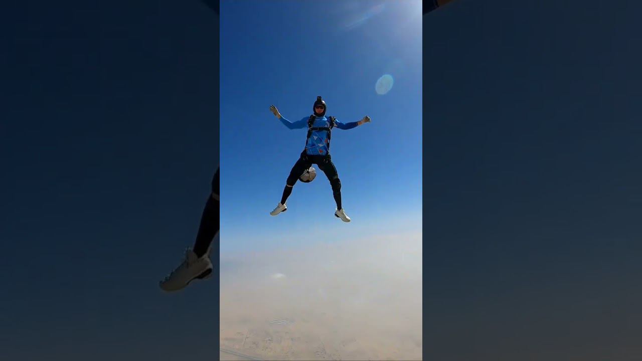 Jumping out of an airplane with a parachute | Skydive PRO #parachute #skydivers смотреть онлайн