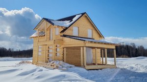 Двухэтажный дом 8 на 8 из бруса в Сыктывкаре. Обзор деревянного дома с гаражом, балконом и крыльцом.