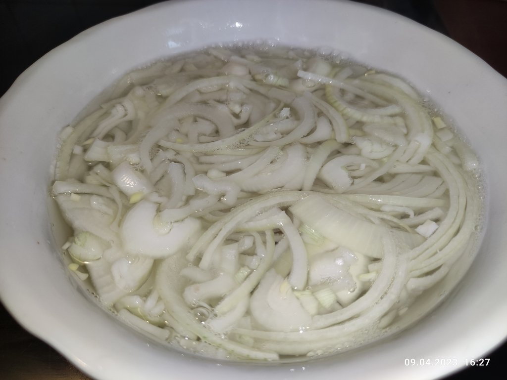 Маринуем лук для пиццы....