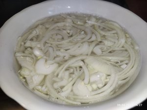 Маринуем лук для пиццы....