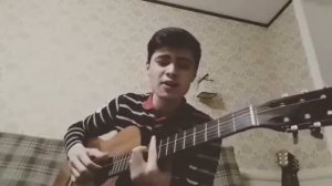 Узбек играет на гитаре