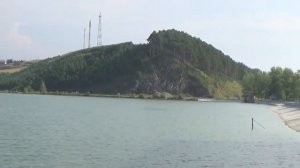 Парень играет на гармошке