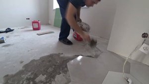 Локальный ремонт пола. Выравнивание основания плиточным клеем
