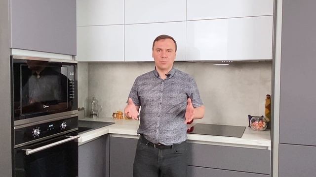 Кухня в современном стиле с антресолями и встраиваемым холодильником смотреть онлайн