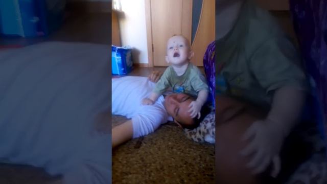 Малыш проверяет на прочность папу)))) смотреть онлайн