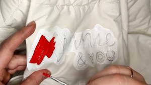 Надпись на одежде акриловыми красками своими руками. Роспись ткани. Рисуем на куртке.