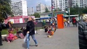 Индейцы в Москве поют и танцуют