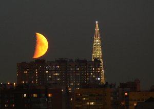 Заход Луны 4 августа 2022. Мурино, Ленинградская область.