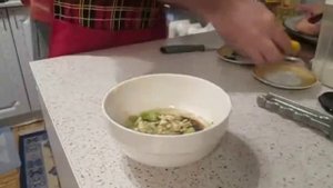 Рецепт : Лучший маринад для утки ! Утка с яблоками и черносливом в духовке. Мужчина на кухне .